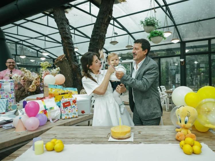 <p><strong>&Uuml;nl&uuml; oyuncu paylaşımının devamında <em><span style="color:#800080">"Canım kızımın 1&rsquo;inci yaş g&uuml;n&uuml;. Yanımızda olan dostlarımıza &ccedil;ok teşekk&uuml;r ederiz"</span></em> notuyla doğum g&uuml;n&uuml;nde &ccedil;ekildikleri fotoğrafları sosyal medya hesabına ekledi.</strong></p>
