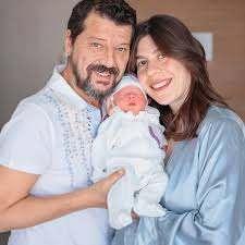 <p><strong>29 Ocak 2025 tarihinde kızları Lila'yı kucağına almanın sevincini yaşayan &uuml;nl&uuml; &ccedil;ift,&nbsp;</strong><strong>kızlarının yeni yaşını kutladılar.</strong></p>
