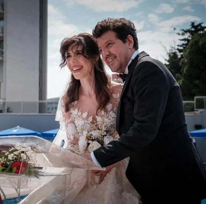 <p><strong>&Uuml;nl&uuml; oyuncu İlker Aksum, 2023 yılında kendisi gibi oyuncu olan Dilay Emek&ccedil;ioğlu ile d&uuml;nyaevine girmişti.</strong></p>
