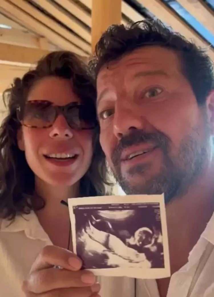 <p><strong>İlker Aksum, baba olacağını "Evlilik harika gidiyor. D&ouml;rd&uuml;nc&uuml; ayımızı doldurduk. Herkese evliliği tavsiye ediyorum. 52 yaşındayım. Evladımız olacak. Eşim iki aylık hamile" s&ouml;zleriyle duyurmuştu.</strong></p>
