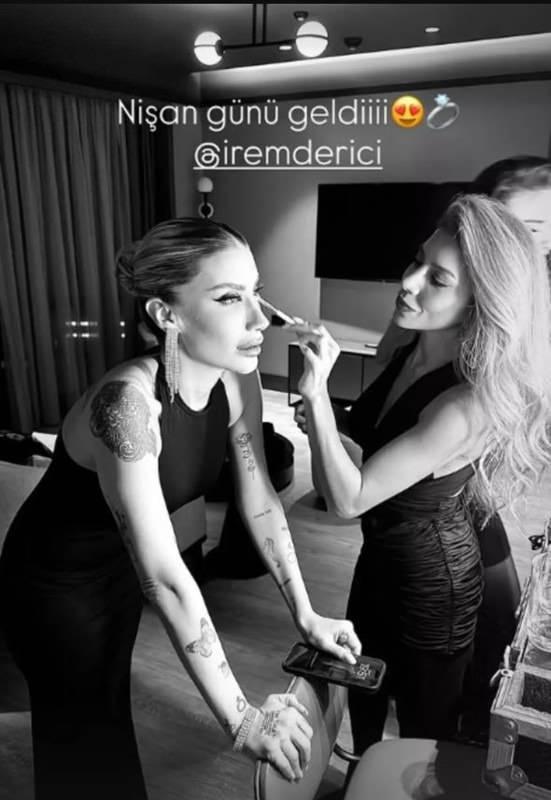 <p>Derici, kendisinden yaş&ccedil;a k&uuml;&ccedil;&uuml;k DJ sevgilisi ile evlilik yolundan ilk adımı attı.&nbsp;</p>
