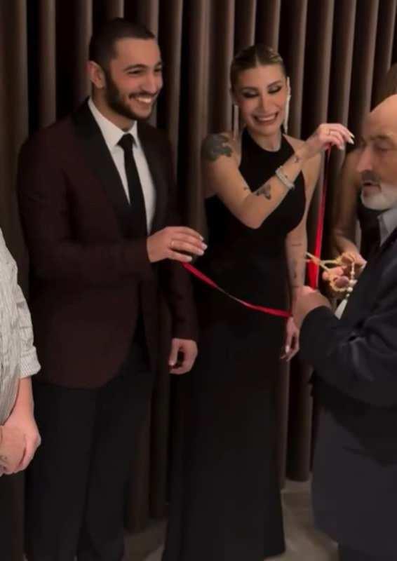 <p>Derici, d&uuml;n akşam sevgilisi Melih Kunuk&ccedil;u ile d&uuml;zenlenen t&ouml;renle nişanlandı.</p>
