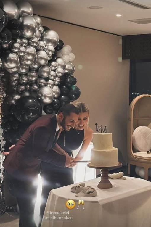 <p><strong>NİŞAN KARELERİ &Ccedil;OK BEĞENİLDİ</strong></p>

<p>Nişan &ouml;ncesi muhabirlerle bir araya gelen &uuml;nl&uuml; &ccedil;ift, a&ccedil;ıklamalarda bulundu. İrem Derici, duygularını, <strong>"Kalbim benden &ouml;te, benden ziyade atıyor" </strong>s&ouml;zleriyle dile getirdi.</p>

<p>&nbsp;</p>
