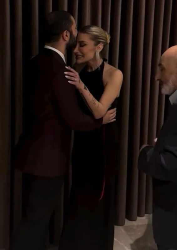 <p>Muhabirlerin, "<strong>S&uuml;rekli 'Anne olmak istiyorum' diye anons yapıyordunuz. Bu evliliğin sebebi anne olmak istemeniz mi?"</strong> sorusu &uuml;zerine İrem Derici, şu yanıtı verdi:</p>

<p><strong>"O zaten biraz Allah'a kalmış bir şey. Kısmet olursa tabii ki &ccedil;ok isterim ama bununla alakası yok. Ben ger&ccedil;ekten ruh eşimi bulduğumu hissediyorum. &Ccedil;oluk &ccedil;ocuk olur mu olmaz mı onu bilmem ama Melih'siz bir hayatı şu saatten sonra d&uuml;ş&uuml;nmek istemiyorum."</strong></p>
