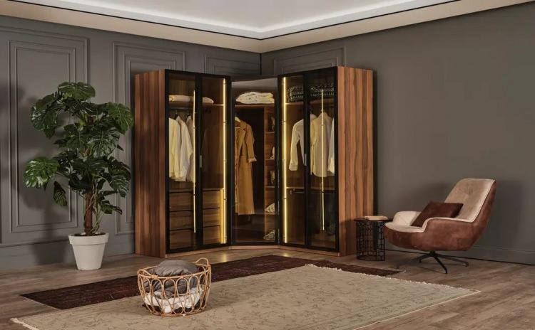 <p><strong>Oyunculardan şarkıcılara, futbolculardan sosyal medya fenomenlerine kadar bir&ccedil;ok &uuml;nl&uuml; isim, kıyafetlerini katlatmak ve gardıroplarını d&uuml;zenletmek i&ccedil;in profesyonel stilistlerle &ccedil;alışmaya başladı.&nbsp;</strong></p>
