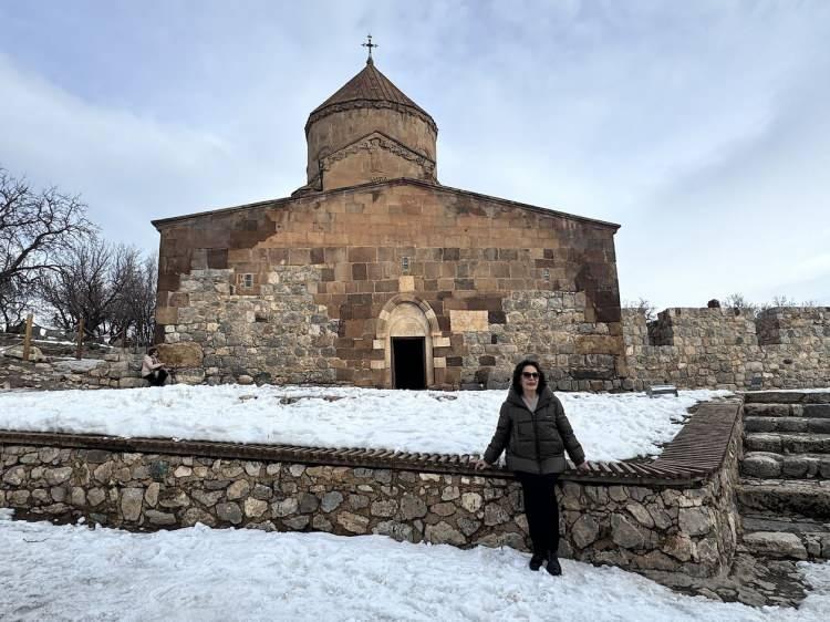 <p><span style="color:#B22222"><strong>AKDAMAR ADASI'NI GEZDİ</strong></span></p>

<p><strong>Van'daki programı kapsamında B&uuml;y&uuml;kşehir Belediyesi Genel Sekreter Yardımcısı Vekili Selma Bi&ccedil;ek ve beraberindeki heyetle Gevaş il&ccedil;esine ge&ccedil;en Ko&ccedil;yiğit, buradan tekneyle <span style="color:#800080">Akdamar Adası&rsquo;na doğru yola &ccedil;ıktı.</span>&nbsp;</strong></p>
