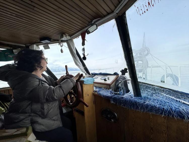 <p><strong>Yolculuk esnasında bir s&uuml;reliğine d&uuml;mene ge&ccedil;en usta sanat&ccedil;ı, adadaki ziyaret&ccedil;ilerin yoğun ilgisiyle karşılandı.</strong></p>

<p>&nbsp;</p>
