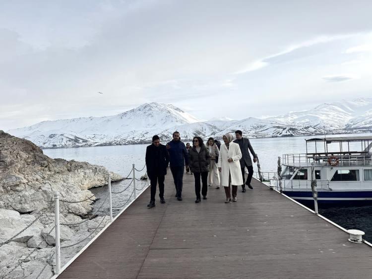 <p><span style="color:#B22222"><strong>"İYİ Kİ GELDİM"</strong></span></p>

<p><strong>H&uuml;lya Ko&ccedil;yiğit bu ziyaretten olduk&ccedil;a memnun olduğunu şu s&ouml;zlerle ifade etti.</strong></p>

<p><strong><span style="color:#800080"><em>"Muhteşem Van manzarasını seyrediyorum. Ger&ccedil;ekten iyi ki geldim diyorum, &ccedil;ok mutluyum. Yaklaşık 8-10 yıl &ouml;nce gelmiştim. G&ouml;l kenarında Van kahvaltısı yapmıştık, tadı halen damağımda. İnşallah bu sefer de nasip olur.​"</em></span></strong></p>
