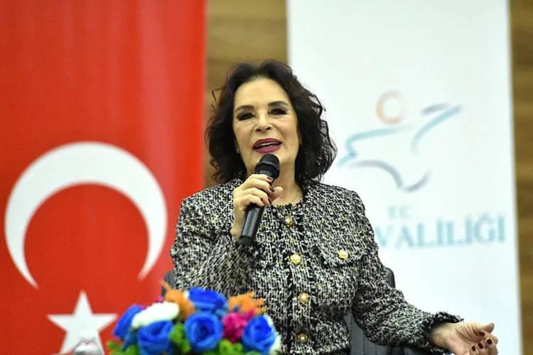 <p><span style="color:#B22222"><strong>T&Uuml;RK TOPLUMUNDA AİLENİN &Ouml;NEMİNE VURGUDA BULUNDU</strong></span></p>

<p><strong>Cumhurbaşkanlığı tarafından ilan edilen 'Aile Yılı'na dikkat &ccedil;eken H&uuml;lya Ko&ccedil;yiğit, bakanlıkların bu kapsamda y&uuml;r&uuml;tt&uuml;ğ&uuml; &ccedil;alışmaları takdirle karşıladığını s&ouml;yledi.</strong></p>
