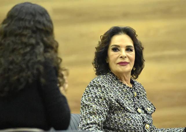 <p><em><span style="color:#800080"><strong>"Cumhurbaşkanımız Aile Yılı ilan etti. Bakanlığımızın &uuml;lke &ccedil;apında &ccedil;ok &ouml;nemli işlere imza attı.&nbsp;</strong></span></em><strong><em><span style="color:#800080">T&uuml;rkiye insanı denince ilk akla gelen ailemizdir. Ailenin değerini unutturmamak, aile olmayı başarabilmek i&ccedil;in kadın, erkek, ebeveyn olarak &uuml;zerimize d&uuml;şen g&ouml;revleri hatırlamamız gerekiyor. İnşallah Vanlılarla ger&ccedil;ekleştireceğimiz s&ouml;yleşide bu konuları sinema kariyerimden &ouml;rneklerle paylaşacağım."</span></em><em>&nbsp;</em>dedi.</strong></p>
