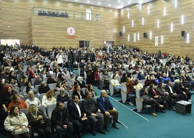 <p><span style="color:#B22222"><strong>"SEV KARDEŞİM" ŞARKISI İLE SALONDA NOSTALJİK BİR HAVA OLUŞTU</strong></span></p>

<p><strong>S&ouml;yleşi &ouml;ncesi "Sev Kardeşim" şarkısını seslendiren H&uuml;lya Ko&ccedil;yiğit, salondaki seyirciler tarafından yoğun ilgi g&ouml;rd&uuml;.</strong></p>
