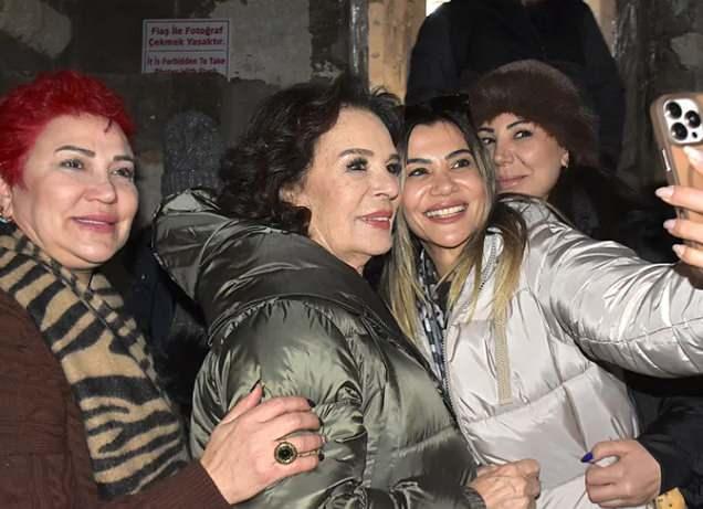 <p><strong>Hayranlarıyla uzun s&uuml;re sohbet eden usta isim, onlarla hatıra fotoğrafı &ccedil;ektirmesinin ardından gezisine kaldığı yerden devam etti.</strong></p>
