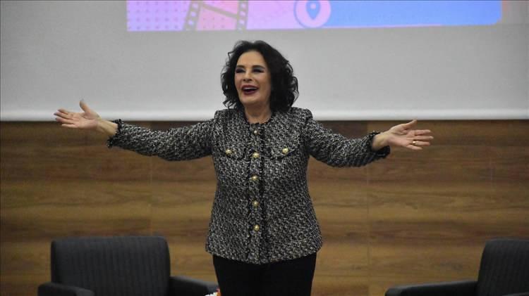 <p><strong>H&uuml;lya Ko&ccedil;yiğit, Van Valiliği ve B&uuml;y&uuml;kşehir Belediyesi tarafından d&uuml;zenlenen <span style="color:#800080">"Sinema ve Aile"</span> konulu s&ouml;yleyişe katıldı.</strong></p>
