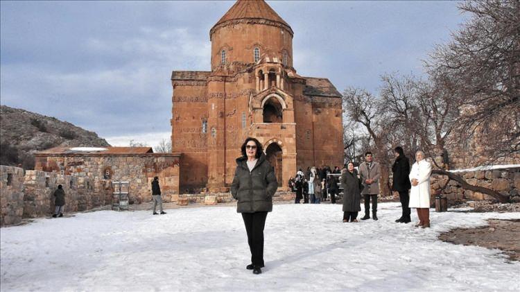 <p><strong>Akdamar Adası'nı ziyaret eden Ko&ccedil;yiğit, k&uuml;lt&uuml;r turizminin &ouml;nemine de değindi:</strong></p>

<p><strong><span style="color:#800080"><em>"Eskiden turizm denince deniz ve g&uuml;neş akla gelirdi. G&uuml;n&uuml;m&uuml;zde k&uuml;lt&uuml;r turizmi &ouml;ne &ccedil;ıkıyor. Tarihini bilmeyen bir toplum geleceğini kuramaz. Anadolu toprakları k&uuml;lt&uuml;rel zenginliğiyle bizleri daha da g&uuml;&ccedil;lendiriyor."</em></span> diye konuştu.</strong></p>
