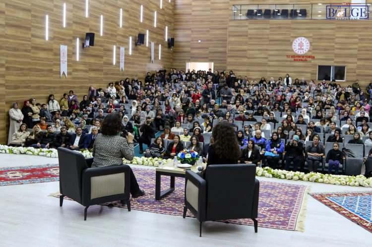 <p><strong><span style="color:#B22222">BENİ İNSAN YAPAN AİLEMDİR</span></strong></p>

<p><strong>Kariyerine sığdırdığı sayısız başarıya rağmen her fırsatta k&ouml;klerine olan bağlılığını dile getiren H&uuml;lya Ko&ccedil;yiğit, Van ziyaretinde aile kavramını yeniden tanımladı.</strong></p>

<p>&nbsp;</p>
