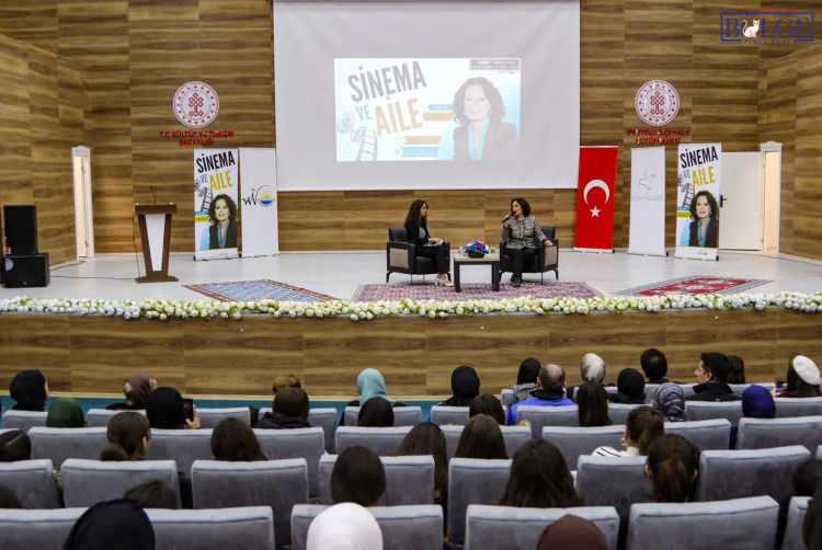 <p><span style="color:#800080"><strong><em>"Beni insan yapan, hayata hazırlayan ailemdir. Annem, yeteneğimi fark eden ve onu geliştirmem gerektiğini s&ouml;yleyen kişidir. Bana insan sevgisini, vatan sevgisini ve doğa sevgisini aşılayan odur. Sanat eserlerinin toplum &uuml;zerindeki etkisi b&uuml;y&uuml;kt&uuml;r." </em></strong></span><strong>s&ouml;zleriyle ailenin &ouml;nemine vurgu yaptı.</strong></p>
