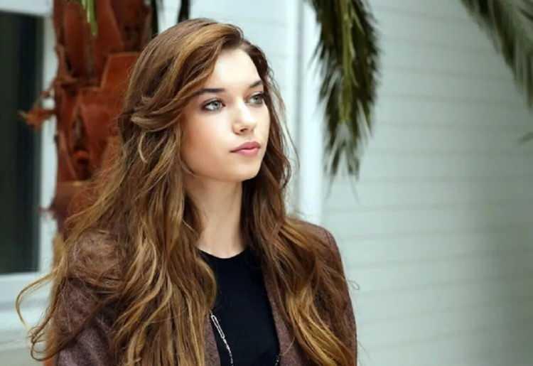 <p><strong><span style="color:#800080">Kariyerini başarılı bir şekilde s&uuml;rd&uuml;ren Afra Sara&ccedil;oğlu, bu kez babasıyla g&uuml;ndeme geldi.&nbsp;</span></strong></p>
