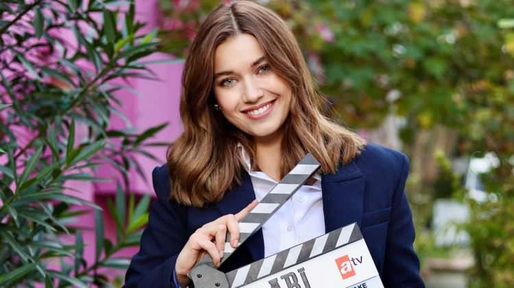 <p><span style="color:#800080"><strong>BABASIYLA YILLAR SONRA BARIŞTI</strong></span></p>

<p><strong>13 yaşından beri babAsıyla g&ouml;r&uuml;şmediği bilinen &uuml;nl&uuml; oyuncu, yıllar sonra&nbsp;</strong><strong><span style="color:rgb(128, 0, 128)">Uğur Sara&ccedil;oğlu'na zeytindalı uzattı.</span>&nbsp;İkili arasındaki k&uuml;sl&uuml;k sona ererken, Sara&ccedil;oğlu o anları sosyal medya hesabından paylaştı.</strong></p>
