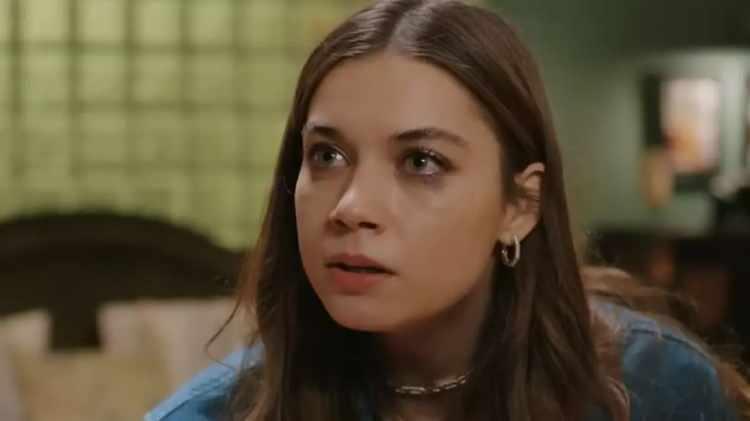 <p><span style="color:#800080"><strong>"&Uuml;ZERİMDE Hİ&Ccedil;BİR EMEĞİ YOK"</strong></span></p>

<p><strong>Oyuncu daha &ouml;nceki r&ouml;portajında <span style="color:#800080"><em>"Annemle babam ben k&uuml;&ccedil;&uuml;kken ayrıldı. Babamla iki kez g&ouml;r&uuml;şt&uuml;m ve bir daha hi&ccedil; haber alamadım. Artık onunla g&ouml;r&uuml;şmem, ​&ccedil;&uuml;nk&uuml; &uuml;zerimde hi&ccedil; emeği yok. Babasız b&uuml;y&uuml;meyi en iyi ben anlarım"</em></span> dediği s&ouml;zler&nbsp;hatırlanırken, baba ile kızın barışması sevenlerini mutlu etti.</strong></p>
