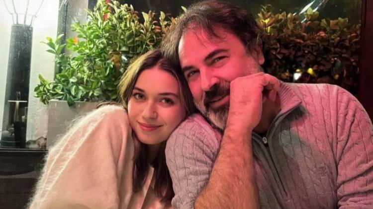 <p><span style="color:#800080"><strong>"DNA İKİZİM"</strong></span></p>

<p><strong>Afra Sara&ccedil;oğlu'nun babası Uğur Sara&ccedil;oğlu, kızıyla paylaştığı fotoğrafa <span style="color:#800080">"DNA&nbsp; İkizim"</span> notunu d&uuml;şt&uuml;.</strong></p>

<p>&nbsp;</p>
