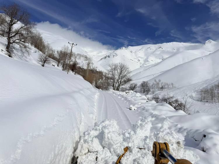 Van'da kar kalınlığı 1 metreyi buldu: 5 il&ccedil;ede yollar kapandı! İşte o il&ccedil;eler