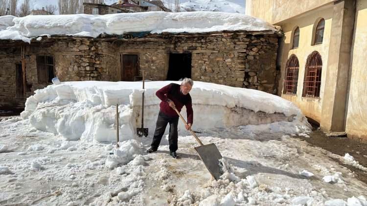 Van'da kar kalınlığı 1 metreyi buldu: 5 il&ccedil;ede yollar kapandı! İşte o il&ccedil;eler