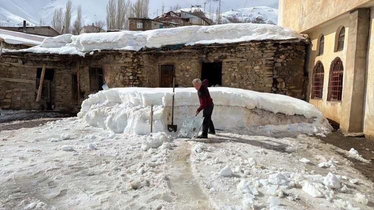 Van'da kar kalınlığı 1 metreyi buldu: 5 il&ccedil;ede yollar kapandı! İşte o il&ccedil;eler