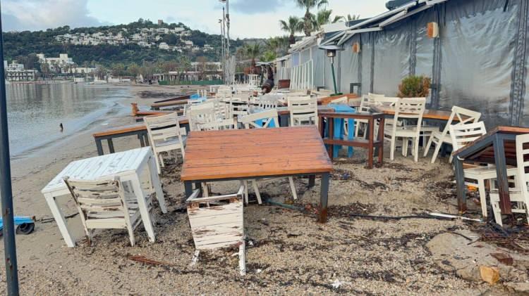 <p>Kısa s&uuml;rede derelerden taşan sular, ana arterlere ve ara sokaklara hızla yayıldı. Bodrum'un bir&ccedil;ok noktasında yollar sular altında kalırken, g&uuml;n&uuml;n aydınlanmasıyla birlikte selin bıraktığı ağır tablo g&uuml;n y&uuml;z&uuml;ne &ccedil;ıktı.</p>
