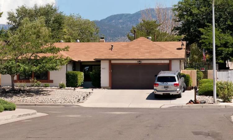 <p><span style="color:#B22222"><strong>'BREAKİNG BAD' DİZİSİ İLE &Uuml;NLENDİ</strong></span></p>

<p><strong>Satışa &ccedil;ıkarılan bu m&uuml;lk, efsane dizi Breaking Bad'de Walter White karakterinin ailesiyle birlikte yaşadığı ev olarak tanınmıştı.</strong></p>
