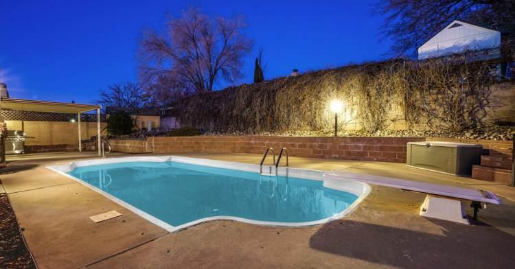 <p><span style="color:#B22222"><strong>BEKLENİLEN İLGİYİ ALAMADI</strong></span></p>

<p><strong>Quintana, ilana koyduğu evini dizinin &uuml;n&uuml;nden dolayı yatırımcılar tarafından b&uuml;y&uuml;k ilgi g&ouml;receği tahmin ederek 4 milyon dolar gibi fahiş bir fiyattan satışa &ccedil;ıkarmıştı.&nbsp;</strong></p>
