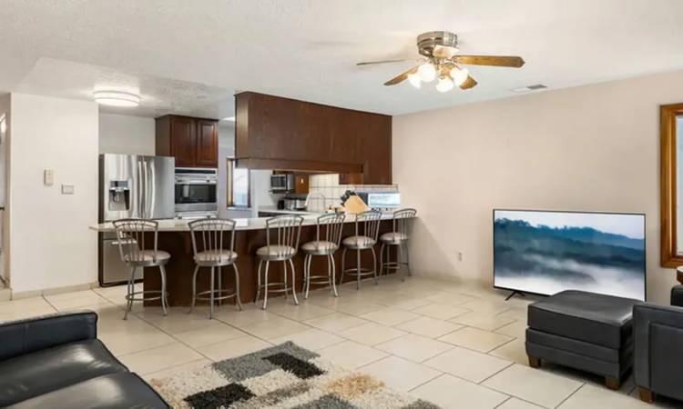 <p><strong>İlan fiyatındaki bu b&uuml;y&uuml;k d&uuml;ş&uuml;ş sonrası emlak danışmanları, evin sadece bir dizi simgesi değil, aynı zamanda yaşanabilir bir konut olarak da değerlendirilmesi gerektiğini belirtti.</strong></p>
