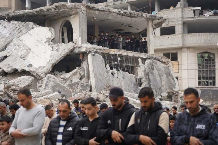 Gazzeliler cami enkazında Cuma namazı kıldı