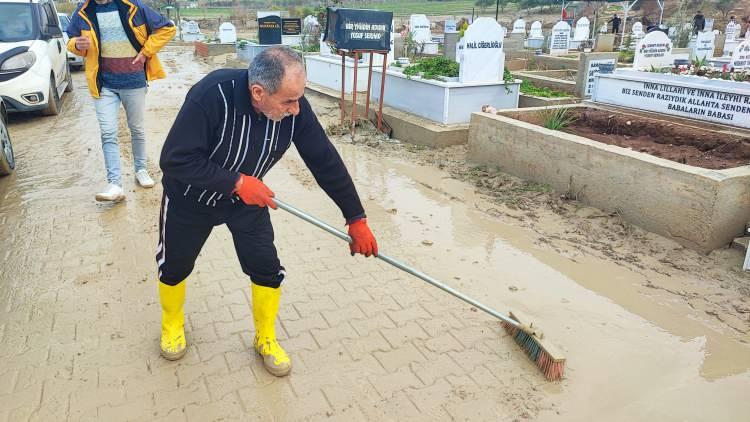 <p>Yağmurun ardından mezarlığa akın eden vatandaşlar, yakınlarının kabirlerini bulabilmek i&ccedil;in &ccedil;amur i&ccedil;inde onarım yapmaya, mezarlara toprak bırakmaya &ccedil;alıştı.</p>
