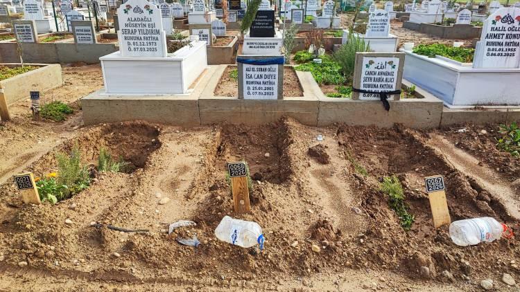 <p>Vatandaşlardan Mehmet Karadeniz ise, <em><strong>"Bu mezarlar yapılırken yollar d&uuml;zenlenmeliydi. Yakından ge&ccedil;en dereye &ouml;nlem alınabilirdi. Bizim mezarlıklarımızın hepsi aynı durumda."</strong></em> dedi.</p>
