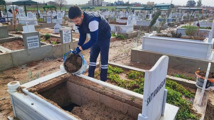 <p>Yakınının mezarını g&ouml;rmeye gelen İlksan Bı&ccedil;ak, <em><strong>"Bu adaletsizliğe karşıyım. Bu kadar insanın mezarı kaybolmuş. DNA testiyle mi bulunacak? Belediyeler neden &ccedil;alışmıyor? Bu resmen yolsuzluk. &Ouml;l&uuml;ye saygısı olmayanın, insana da saygısı olmaz." </strong></em>s&ouml;zleriyle tepki g&ouml;sterdi.&nbsp;</p>
