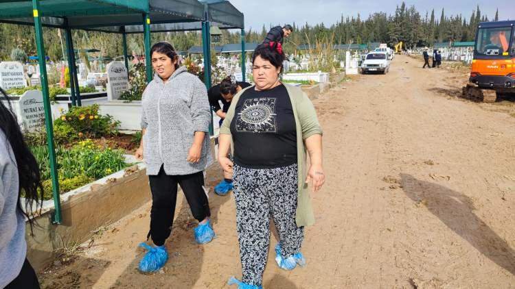 <p><span style="color:#A52A2A"><strong>SORUMLULARIN HESAP VERMESİNİ İSTEDİLER&nbsp;</strong></span></p>

<p>&nbsp;</p>

<p>RamazanK&uuml;krek ise,<strong><em> "Mezarlarımız suların altında kaldı, şu an mezarlarımızı bulamıyoruz."</em></strong> ifadelerini kullandı.</p>

<p>&nbsp;</p>

<p>Vatandaşlar, Buruk Mezarlığı'ndaki facianın sorumlularının hesap vermesini ve benzer felaketlerin yaşanmaması i&ccedil;in acil &ouml;nlem alınmasını istedi.</p>

<p>&nbsp;</p>

<p><strong><em>KAYNAK: İHA</em></strong></p>
