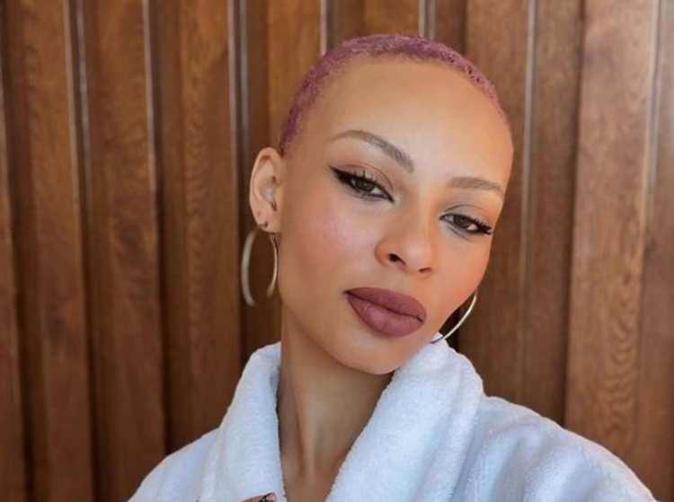 <p><strong>Ama bug&uuml;n g&ouml;r&uuml;yorum ki sa&ccedil;larımın d&ouml;k&uuml;len her teli bana kendimi sevmeyi &ouml;ğretti. O g&uuml;nlerden kalan izler ise hala sa&ccedil;larımda!"</strong></p>
