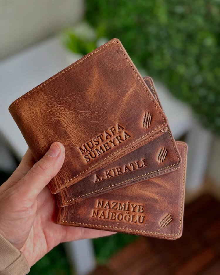 <p><strong>- İsme &ouml;zel c&uuml;zdan, kartlık veya takı</strong></p>
