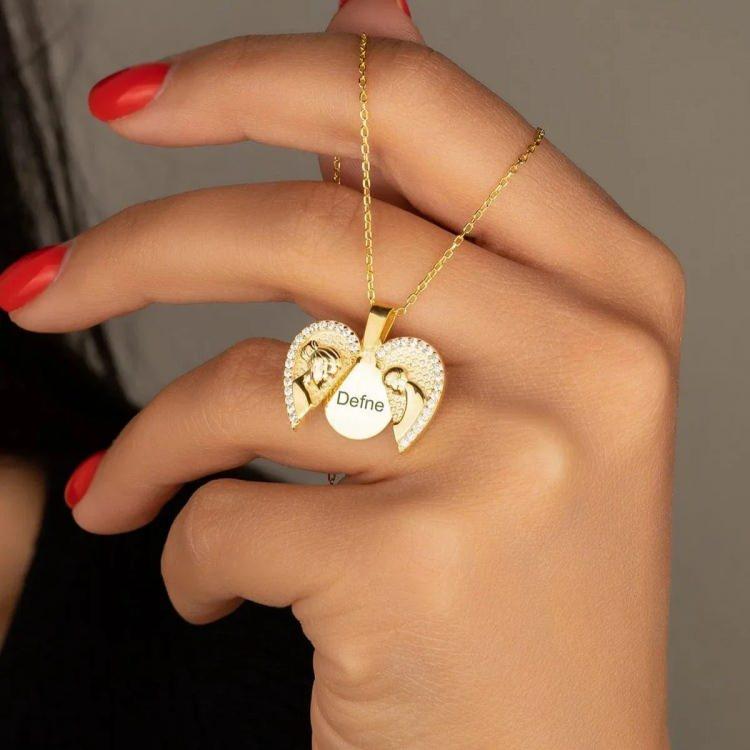 <p><strong>-&nbsp;</strong><strong>Grav&uuml;rl&uuml; kolye, bileklik ya da saat</strong></p>
