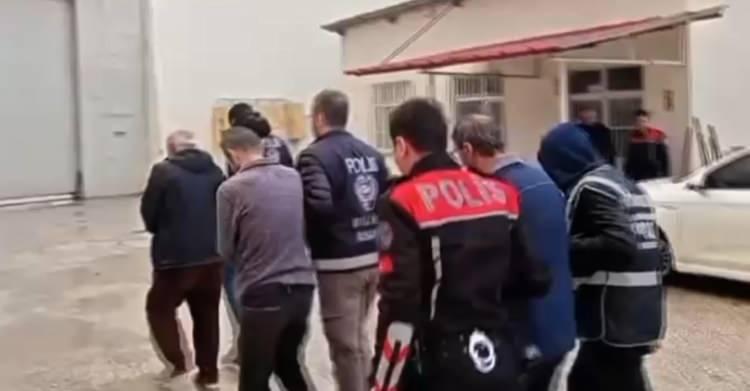 20 yıllık sır &ccedil;&ouml;z&uuml;ld&uuml;! &Uuml;&ccedil;&uuml; kayıp olarak aranıyordu: &Ccedil;ok sayıda tutuklu var