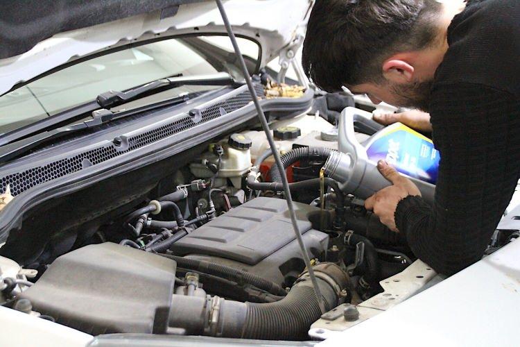 <p>Sıfır ara&ccedil;ların yetkili servis mecburiyeti ve y&uuml;ksek bakım maliyetleri, ikinci elin esnek servis imk&acirc;nları karşısında dezavantajlı kalıyor.</p>
