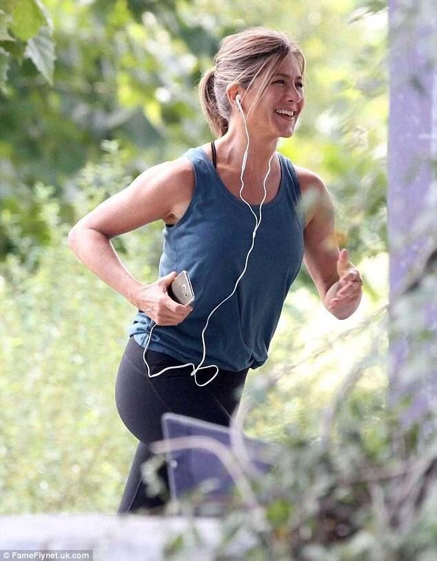 <p>Akşam &ouml;ğ&uuml;n&uuml;nde ise genellikle fırın tavuk ve kabak spagetti tercih ettiği s&ouml;yleyen Jennifer Aniston, arada ka&ccedil;amak yaparak pizza, burger ya da Meksika mutfağına y&ouml;neldiğini s&ouml;yl&uuml;yor.</p>
