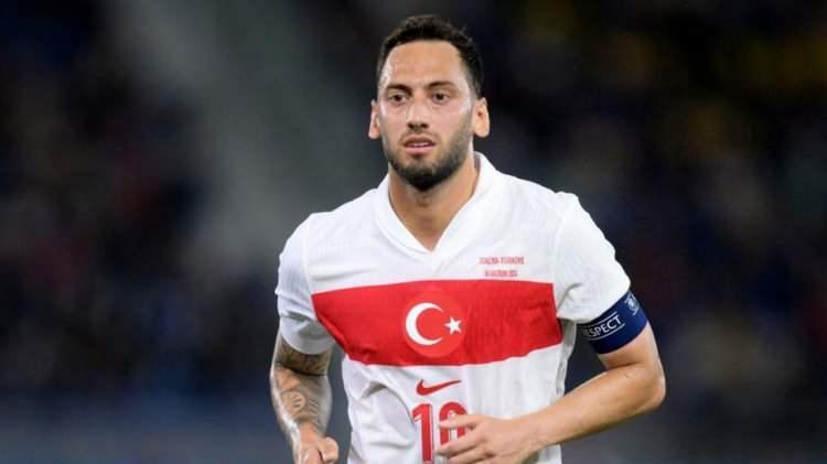 <p><strong><span style="color:#B22222">BAYBURT&nbsp; </span>|&nbsp; HAKAN &Ccedil;ALHANOĞLU</strong></p>

<p>&nbsp;</p>

<p>Hakan &Ccedil;alhanoğlu Bayburt'ta hem &ccedil;ok &uuml;nl&uuml; hem de bir hemşehri gururu olarak g&ouml;r&uuml;l&uuml;yor. Kendisi Almanya doğumlu olsa da aslen Bayburtludur.</p>
