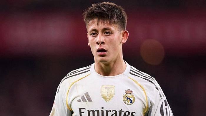 <p><strong><span style="color:#B22222">BOLU&nbsp;</span>|&nbsp; ARDA G&Uuml;LER</strong></p>

<p>&nbsp;</p>

<p>Arda G&uuml;ler, 2005 yılında <span style="color:#B22222"><strong>Ankara'da doğup bu şehrin futbol k&uuml;lt&uuml;r&uuml;yle b&uuml;y&uuml;m&uuml;ş</strong></span> biri olsa da aile k&ouml;kenleri aslen <strong>Bolu'nun Mengen</strong> il&ccedil;esine dayanmaktadır</p>
