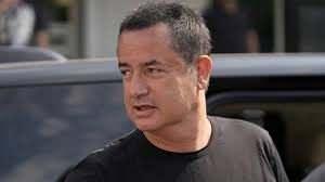 <p><strong><span style="color:#B22222">ERZURUM</span>&nbsp;|&nbsp; ACUN ILICALI</strong></p>

<p>&nbsp;</p>

<p><span style="color:#B22222"><strong>Acun Ilıcalı, 29 Mayıs 1969 tarihinde Edirne'de doğmuştur.</strong></span> &Ccedil;ocukluğu ve gen&ccedil;lik yıllarının bir kısmı babasının işi nedeniyle Edirne'de ge&ccedil;miştir.</p>

<p>&nbsp;</p>

<p>Kendisi aslen Erzurum'ludur. Ailesi Erzurum'un Ilıca (g&uuml;n&uuml;m&uuml;zdeki adıyla Aziziye) il&ccedil;esinden olduğu i&ccedil;in soyadları da buradan gelmektedir.</p>
