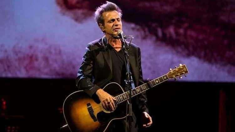 <p><strong><span style="color:#B22222">GİRESUN&nbsp;</span> |&nbsp; TEOMAN</strong></p>

<p>&nbsp;</p>

<p>Teoman'ın Giresun'da &uuml;nl&uuml; olmasının sebebi, aslında bir "şehrin &ccedil;ocuğu" olmasıdır. Kendisi her ne kadar İstanbul'un ve Cihangir'in simge isimlerinden biri olsa da, aslen Giresun - Alucralıdır.</p>
