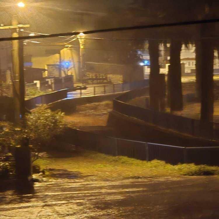 <p>Meteoroloji Genel M&uuml;d&uuml;rl&uuml;ğ&uuml; İzmir B&ouml;lge Tahmin ve Erken Uyarı Merkezi tarafından, İzmir i&ccedil;in kuvvetli g&ouml;k g&uuml;r&uuml;lt&uuml;l&uuml; sağanak beklendiği uyarısının ardından gece saatlerinde kentte sağanak yağış etkili oldu. Kentin merkez il&ccedil;elerindeki bazı cadde ve sokaklarda su birikintileri oluşurken, trafikte bulunan ara&ccedil; ve motosiklet s&uuml;r&uuml;c&uuml;leri zor anlar yaşadı.</p>
