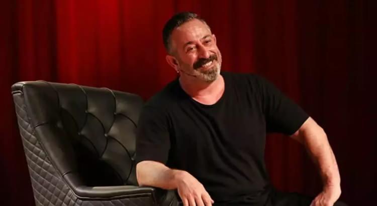 <p><strong>Cem Yılmaz, elektrikli scooterıyla kasksız şekilde seyahat ederken kameralara yansıdı.</strong></p>
