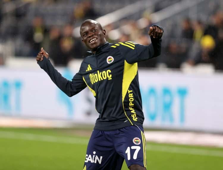 <p><strong>S&uuml;per Lig devi Fenerbah&ccedil;e, kış transfer d&ouml;neminde d&uuml;nyaca &uuml;nl&uuml; Fransız orta saha oyuncusu N'Golo Kante ile anlaşma sağlayarak kadrosunu g&uuml;&ccedil;lendirdi.&nbsp;</strong></p>
