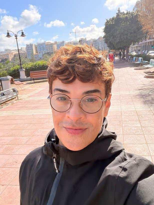 <p><strong>Sosyal medya fenomenliği yapan 59 yaşındaki Brezilyalı&nbsp;Edson Brandao, yaşına rağmen 30 yaş gen&ccedil; g&ouml;stermesiyle dikkatleri &uuml;zerine &ccedil;ekmeyi başardı.&nbsp;</strong></p>
